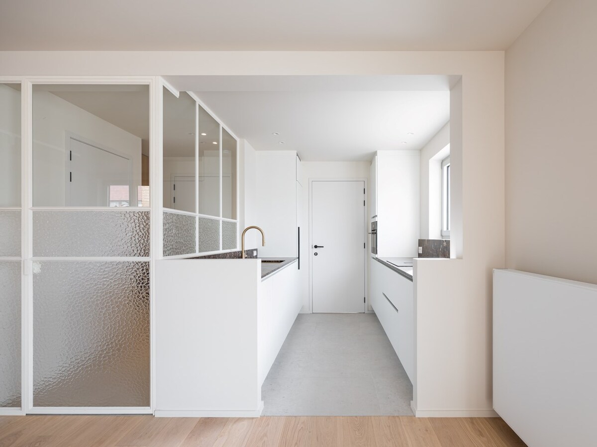 Appartement de luxe avec une terrasse spacieuse et une vue latérale sur la mer ! 