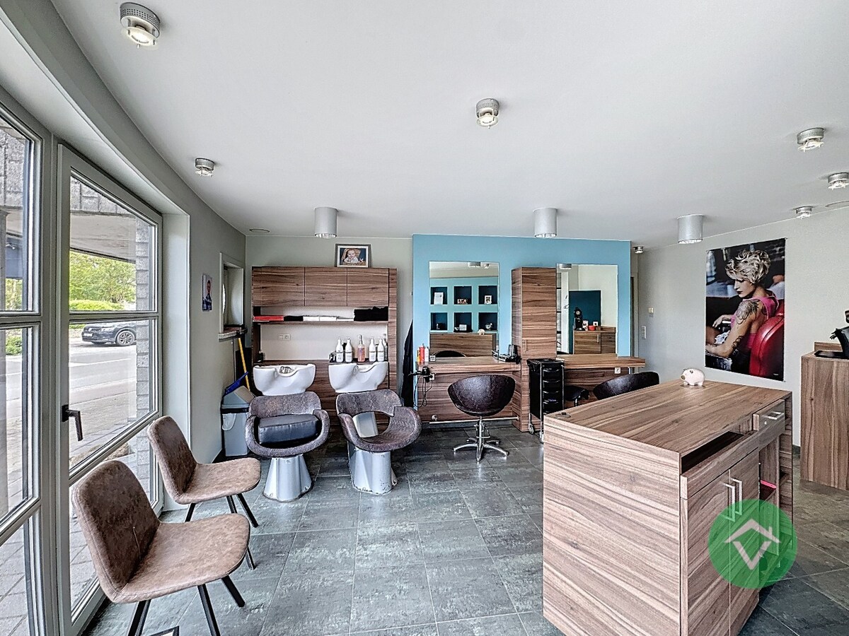 Volledig gerenoveerd handelspand met woonst en garage te Koekelare 