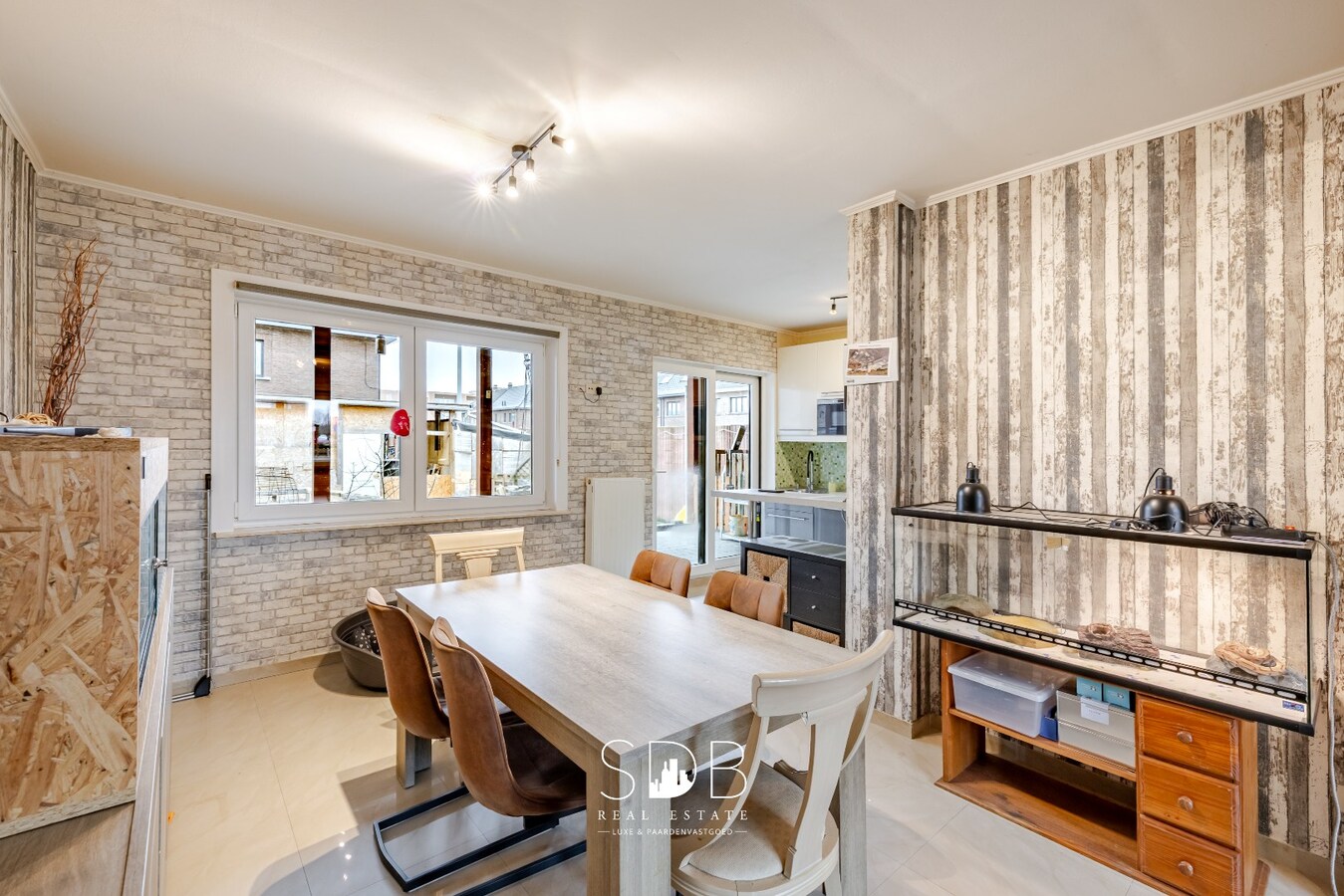 Instapklare half open bebouwing met gezinstuin 