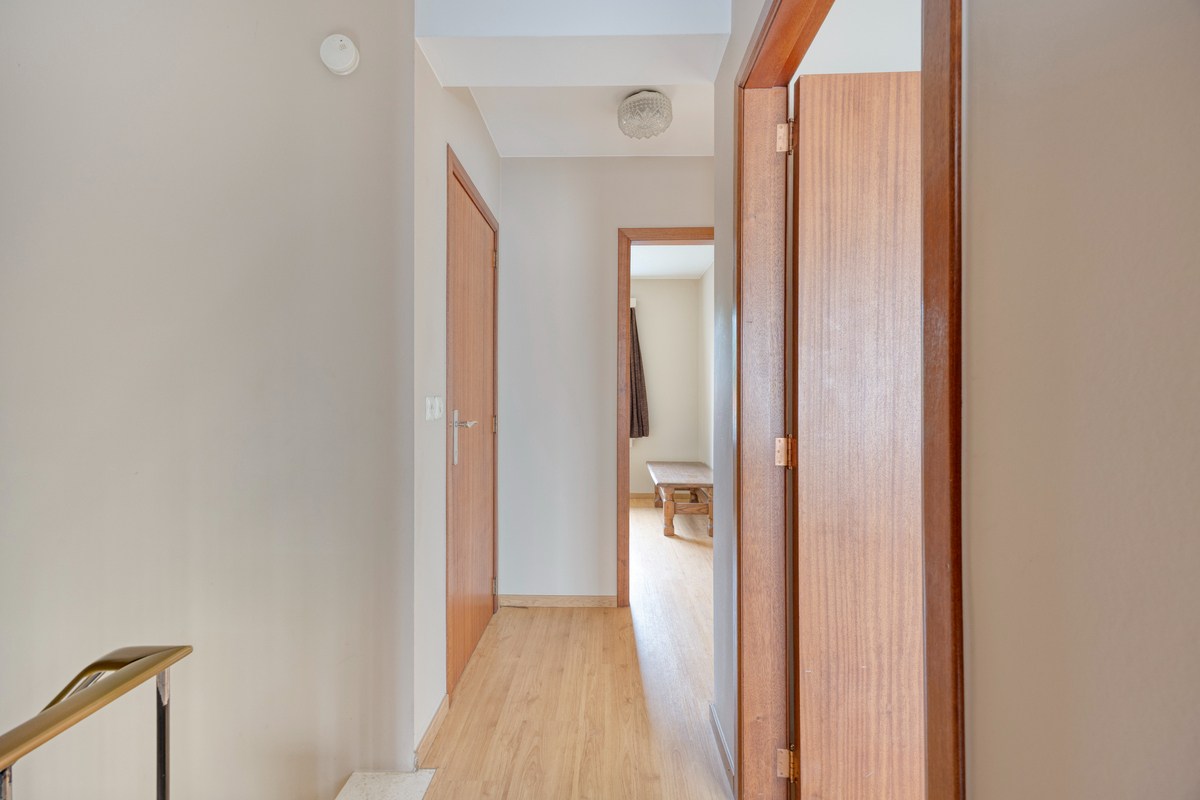 Halfopen bebouwing met 3 ruime slaapkamers. 