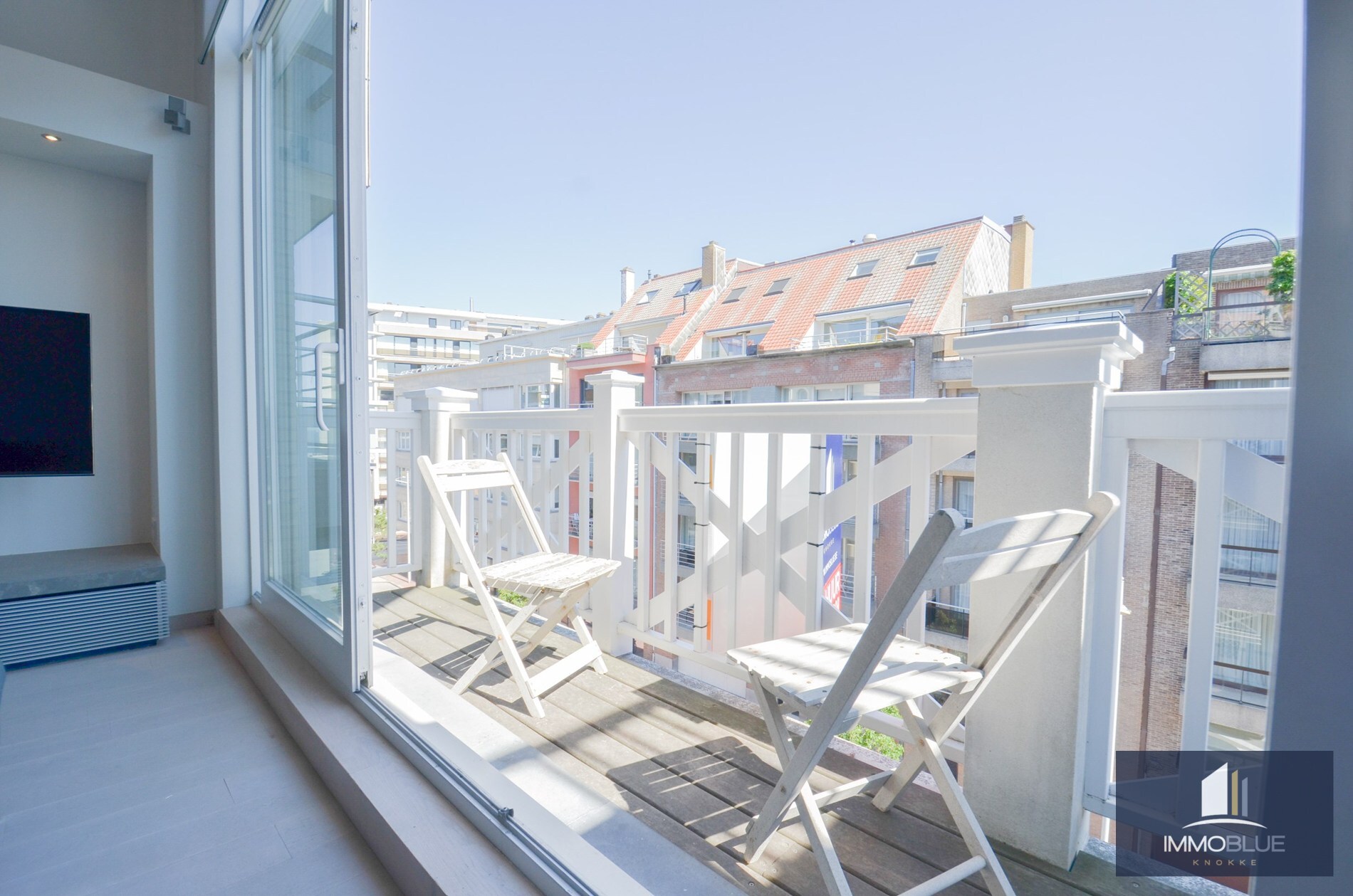 Duplex mezzanine lumineux et spacieux à louer, situé à deux pas de la mer. 