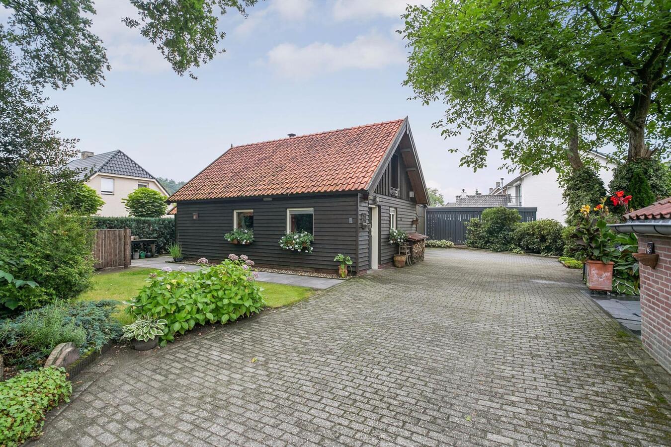 Fraai gelegen, karakteristiek vooroorlogs, vrijstaand gerenoveerd woonhuis op perceel van 1.035 m2 aan de Tonterstraat 42 te Riethoven. 