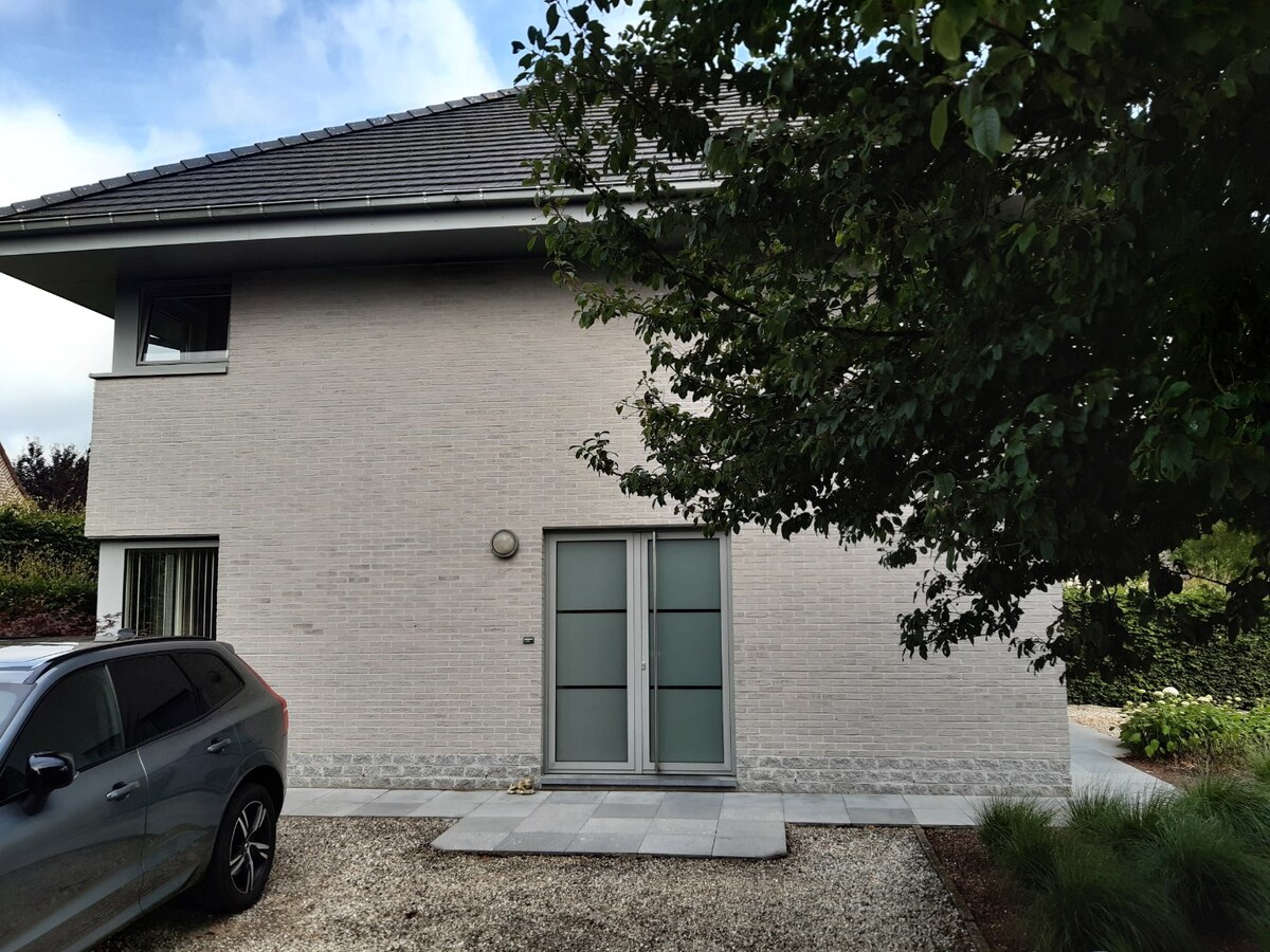 Recente, eigentijdse villa in doodlopende verkaveling ! 