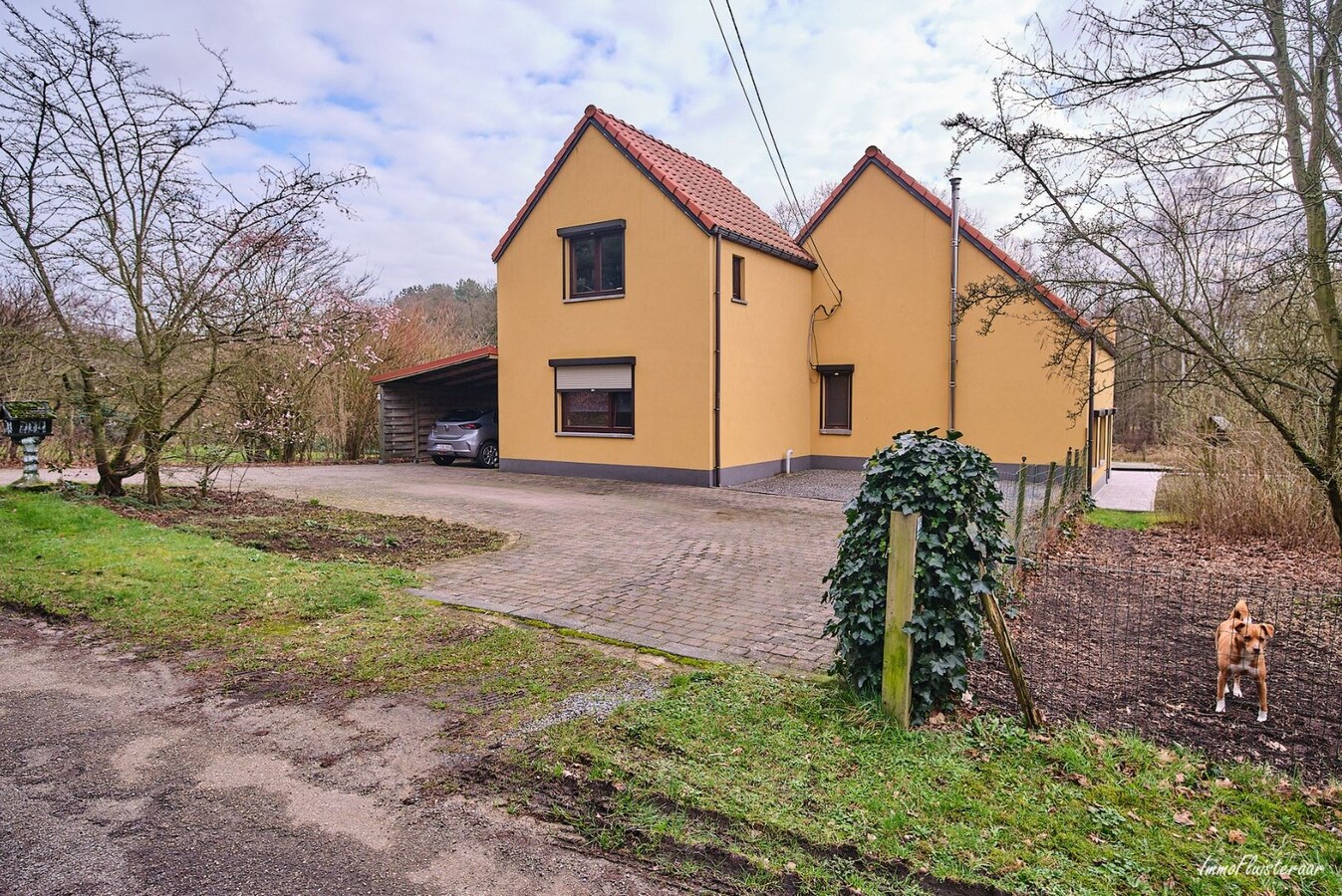 Cozy home in the middle of greenery on a plot of approximately 1.16 hectares. 