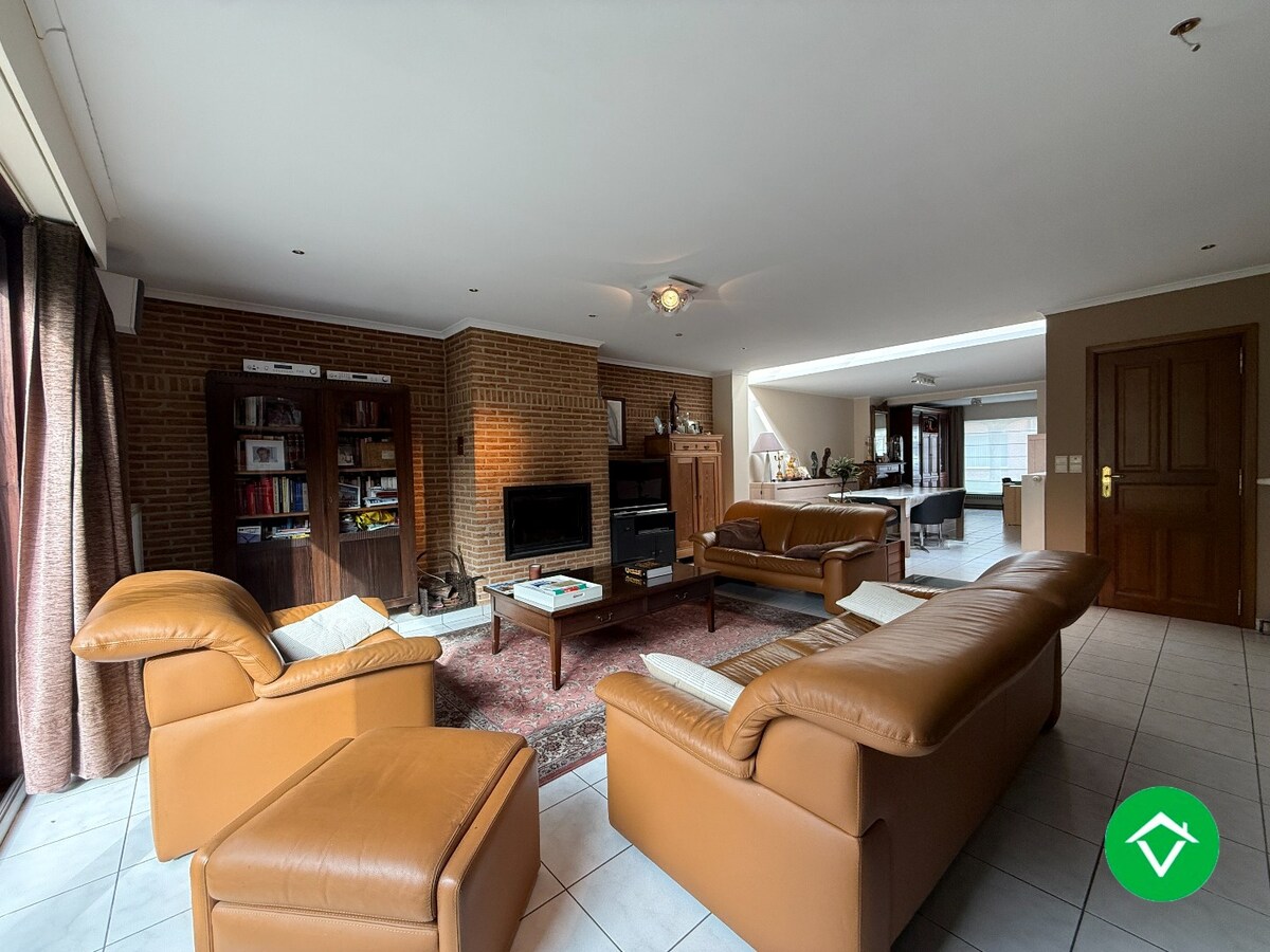 Stevige rijwoning met 4 slaapkamers, tuin en garage te Roeselare 