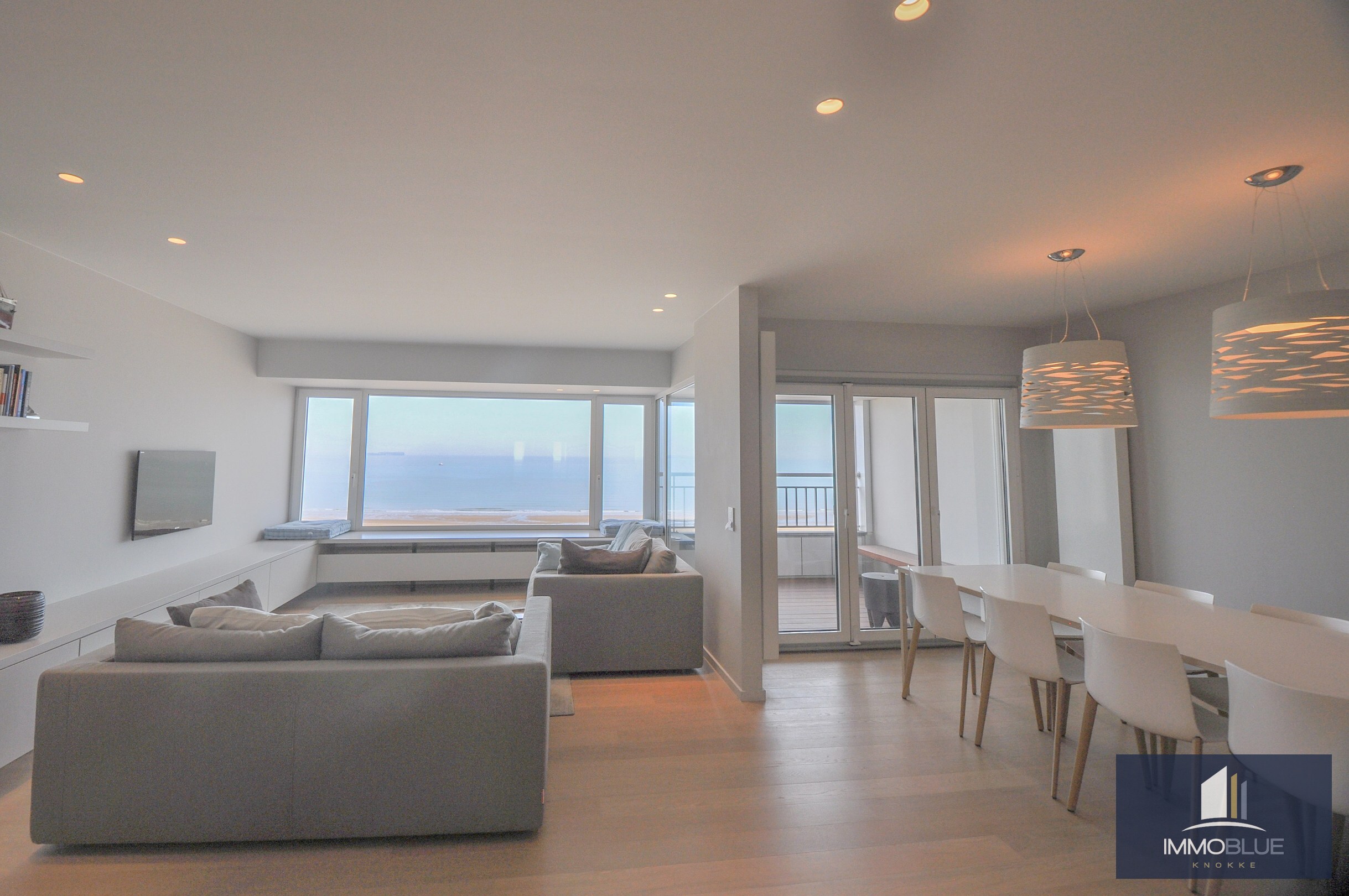L’appartement bénéficie d’une double orientation, avec une vue frontale sur la mer à l’avant et une vue dégagée sur l’arrière-pays à l’arrière. 
