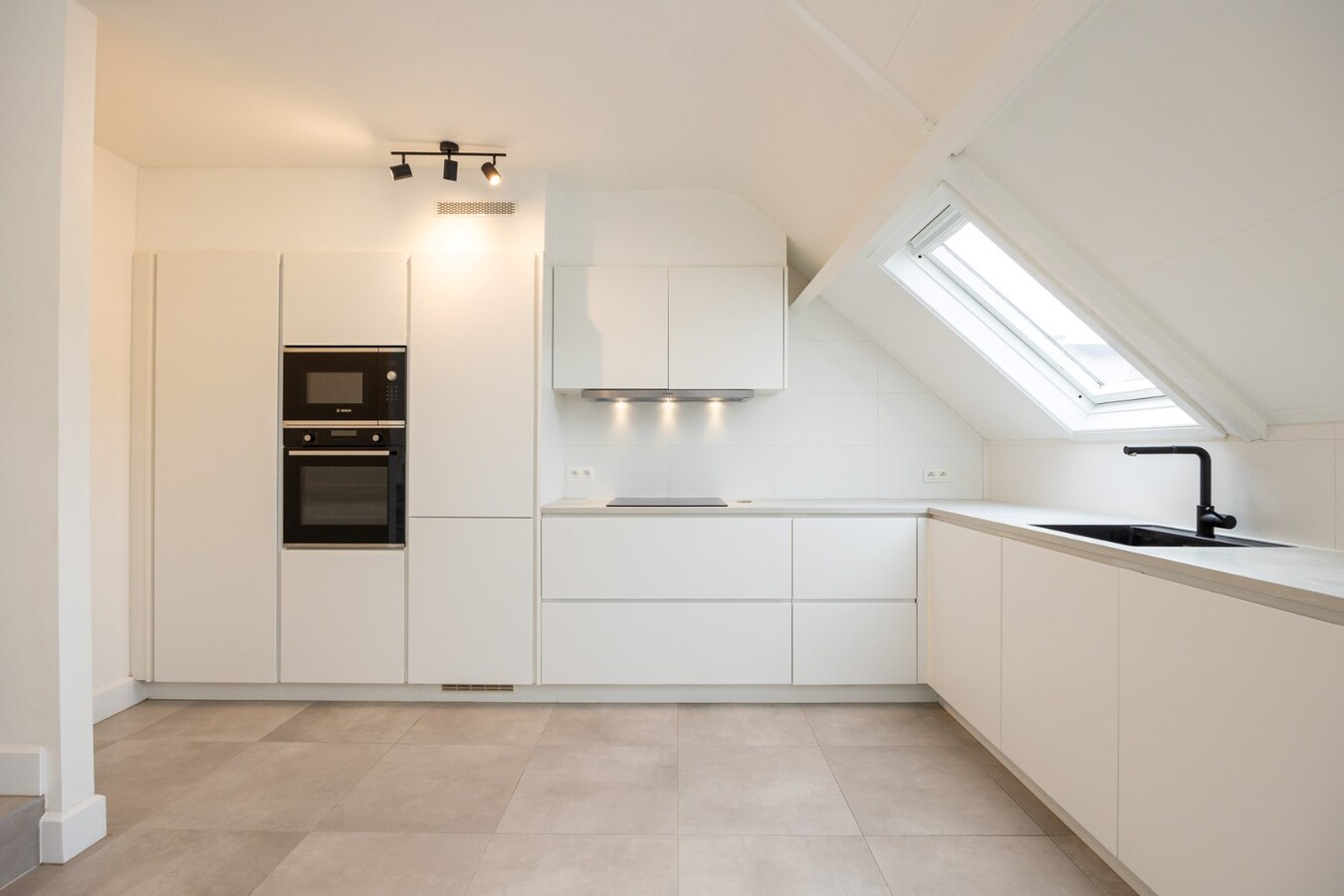 Volledig gerenoveerd dakappartement in centrum Sint-Antonius 