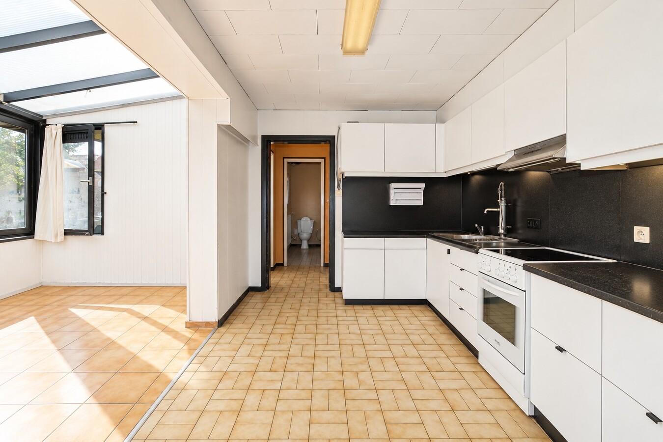 Te koop: Rustig gelegen halfopen bebouwing met 4 slaapkamers, 4 garages en ruime tuin in Sint-Niklaas 