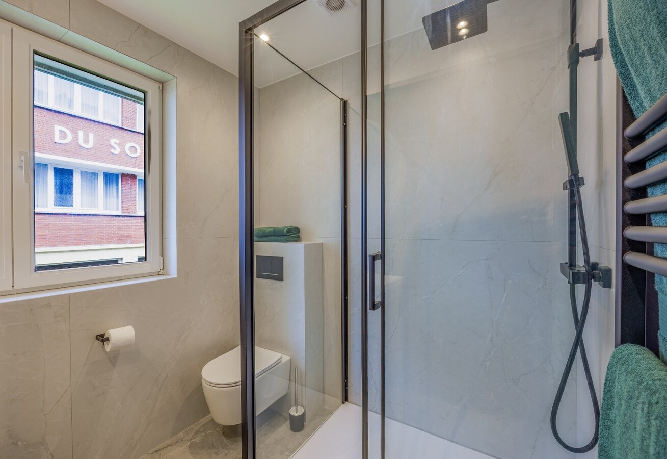 Stijlvol gerenoveerd hoekappartement met 3 slaapkamers op toplocatie te Duinbergen, vlakbij de Zeedijk. 