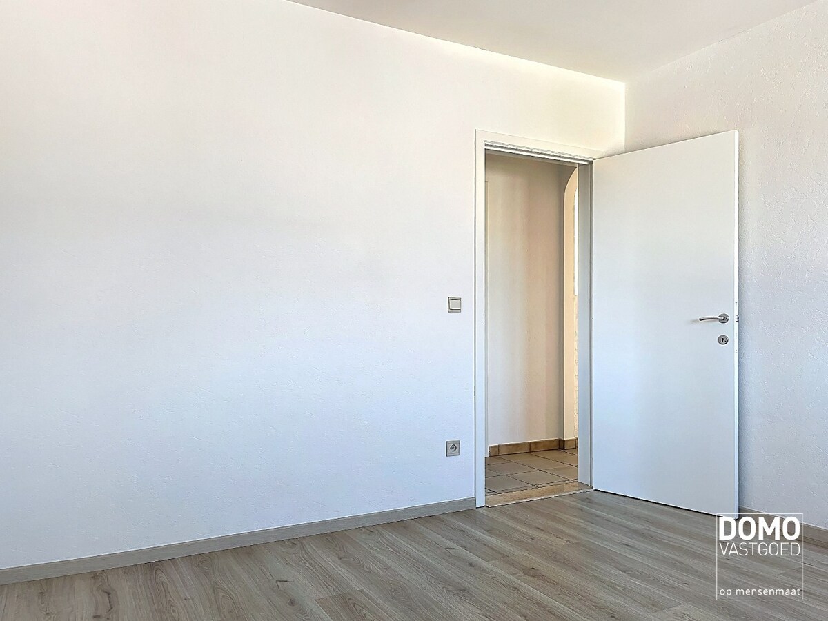 LICHTRIJK APPARTEMENT MET 2 SLAAPKAMERS EN GARAGEBOX 