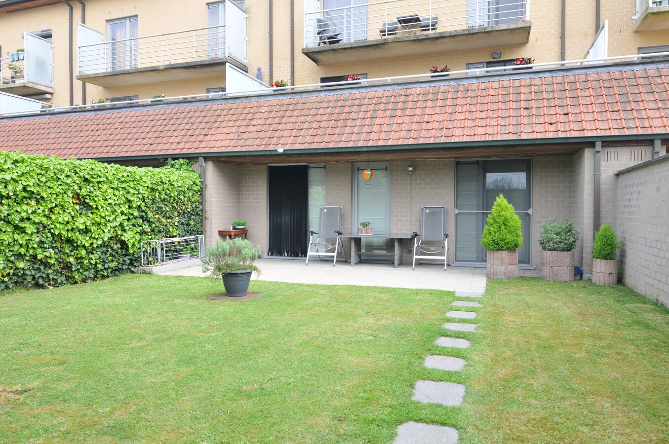 Ruim gelijkvloers appartement met tuin, garage en 3 slaapkamers 