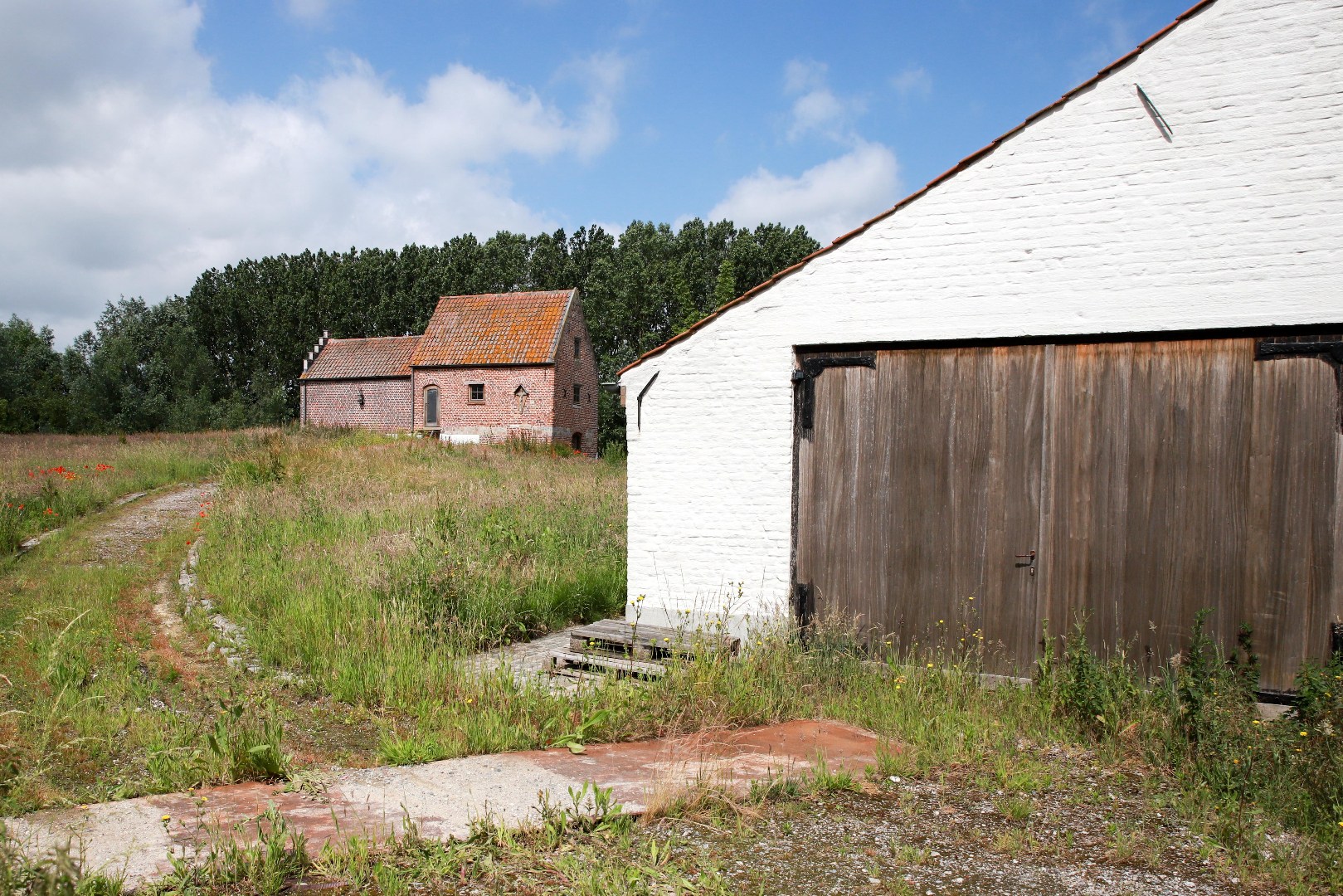 Authenthieke hoeve met bijgebouwen op een domein van ca 2,3 hectare 