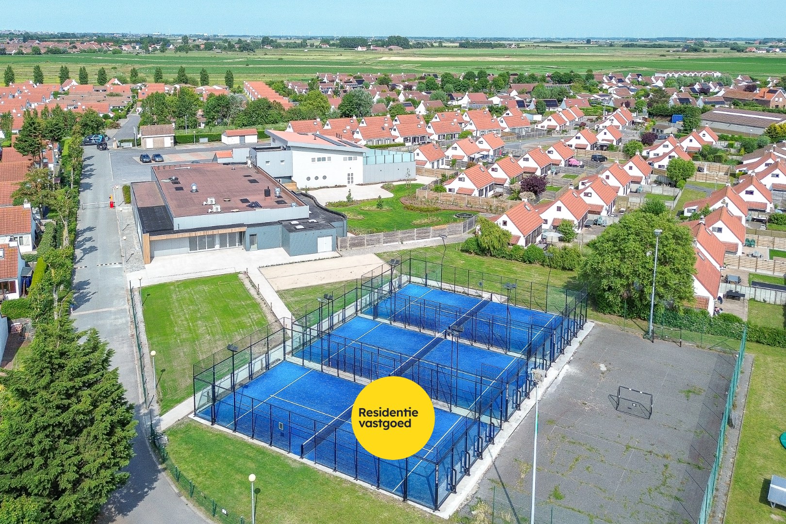Unieke opportuniteit: horecazaak met 3 padelterreinen, terrassen en tuin te huur! 