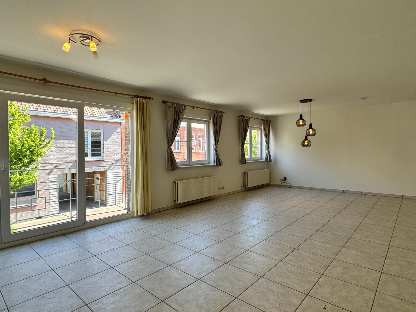 Appartement op de eerste verdieping met terras en garage te Zulte. 