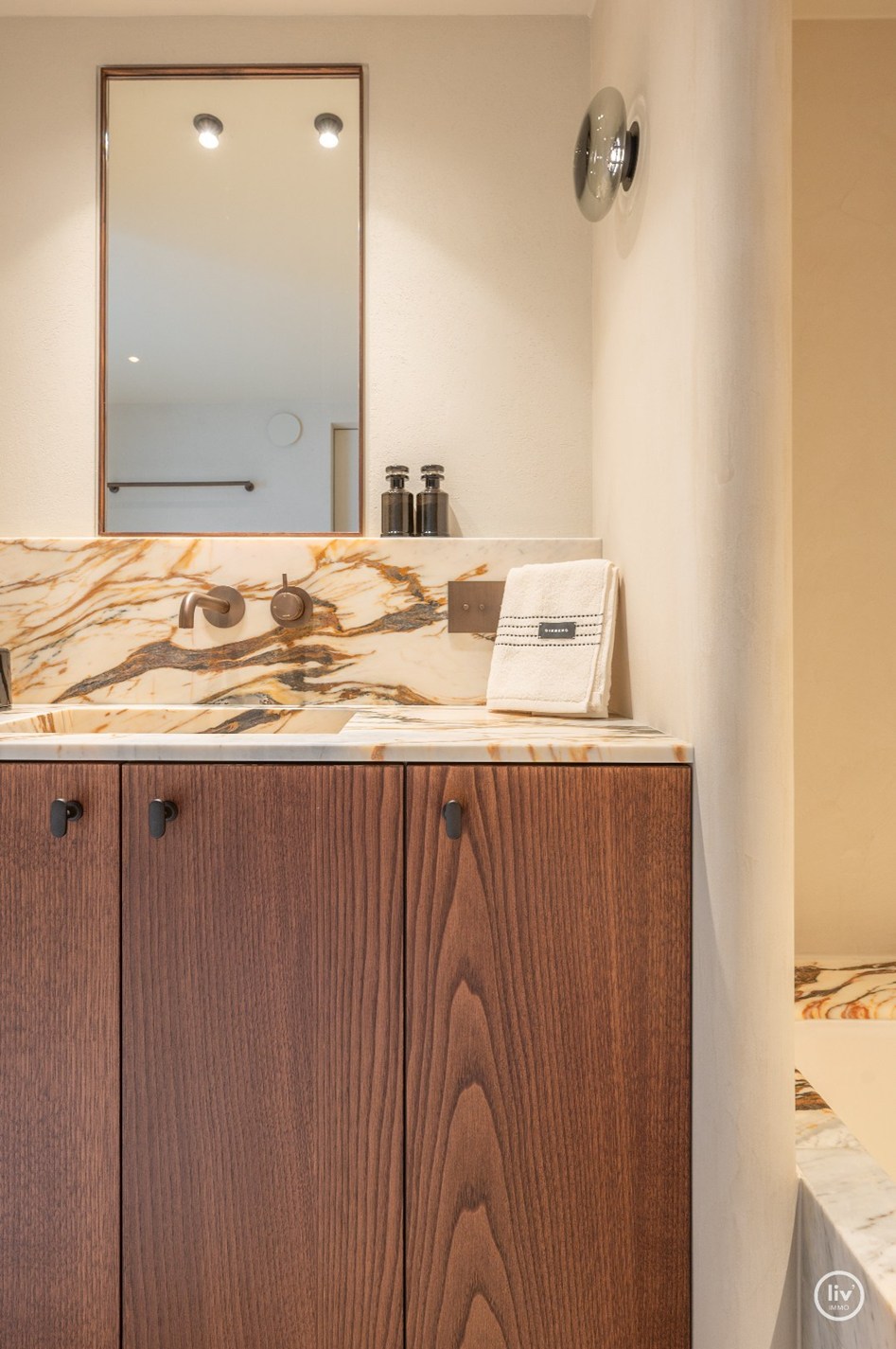 Volledig en subliem gerenoveerd zuid-west georiënteerd hoekappartement in een prestigieuze villaresidentie in het hart van het Zoute. 