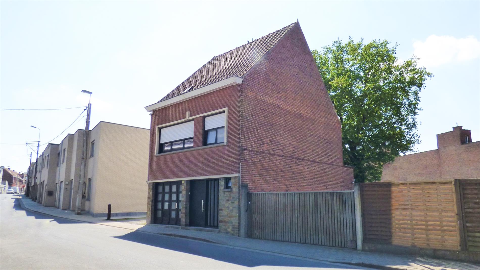 Aantrekkelijke en karaktervolle gezinswoning in het centrum van Zwevegem. 