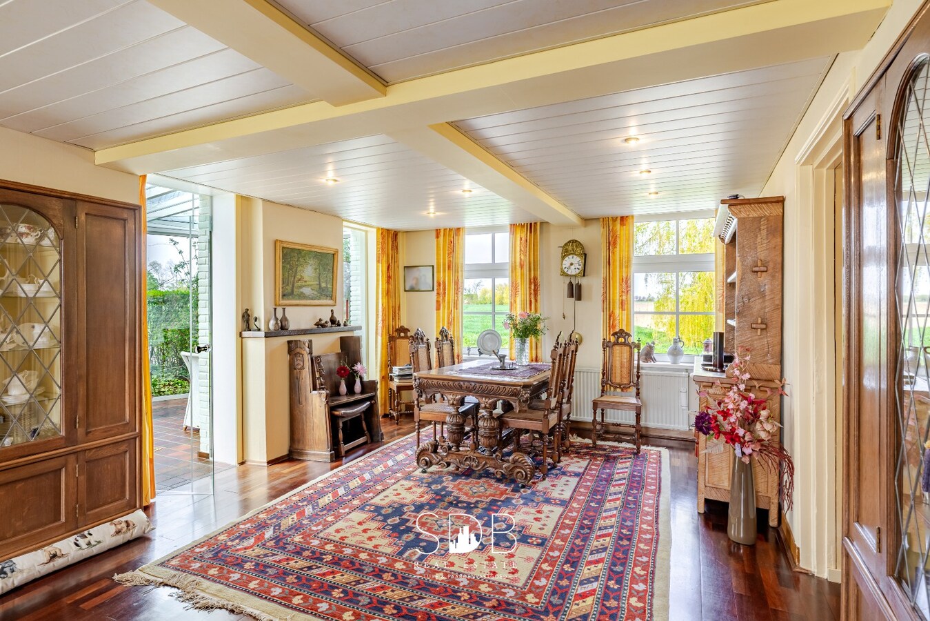 Landelijke woning met authentiek gastenhuis, stalgebouw, graslanden en buitenpiste op 20.285m² 