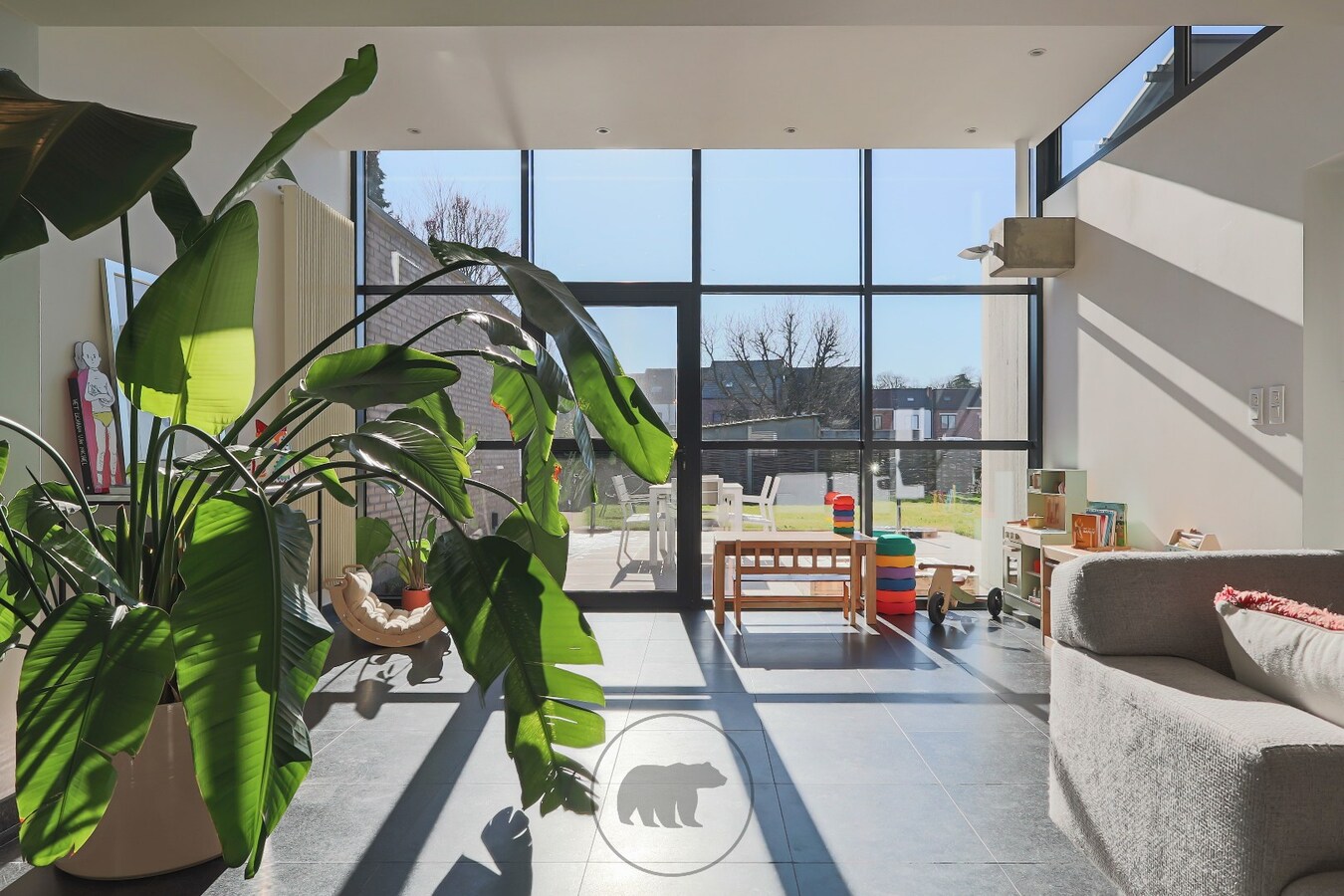 Instapklare en voortreffelijke gezinswoning, zuidgerichte tuin en 4 garageboxen 