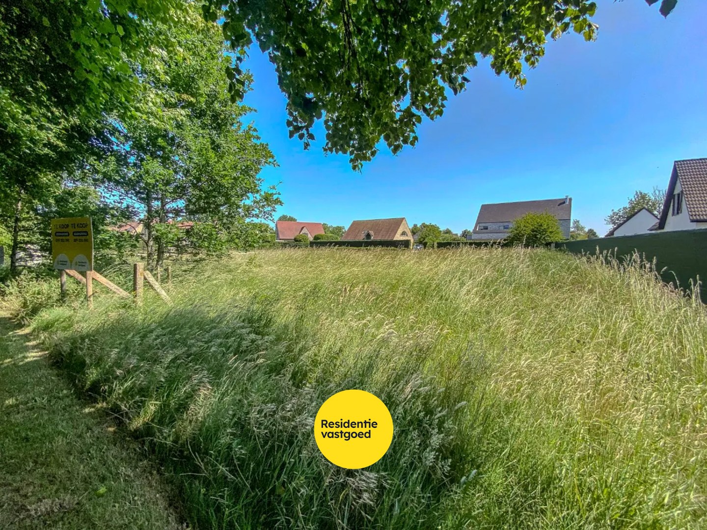 Ruim perceel van 1064 m² in residentiële wijk bestemd voor open bebouwing te Oostduinkerke (Koksijde). 