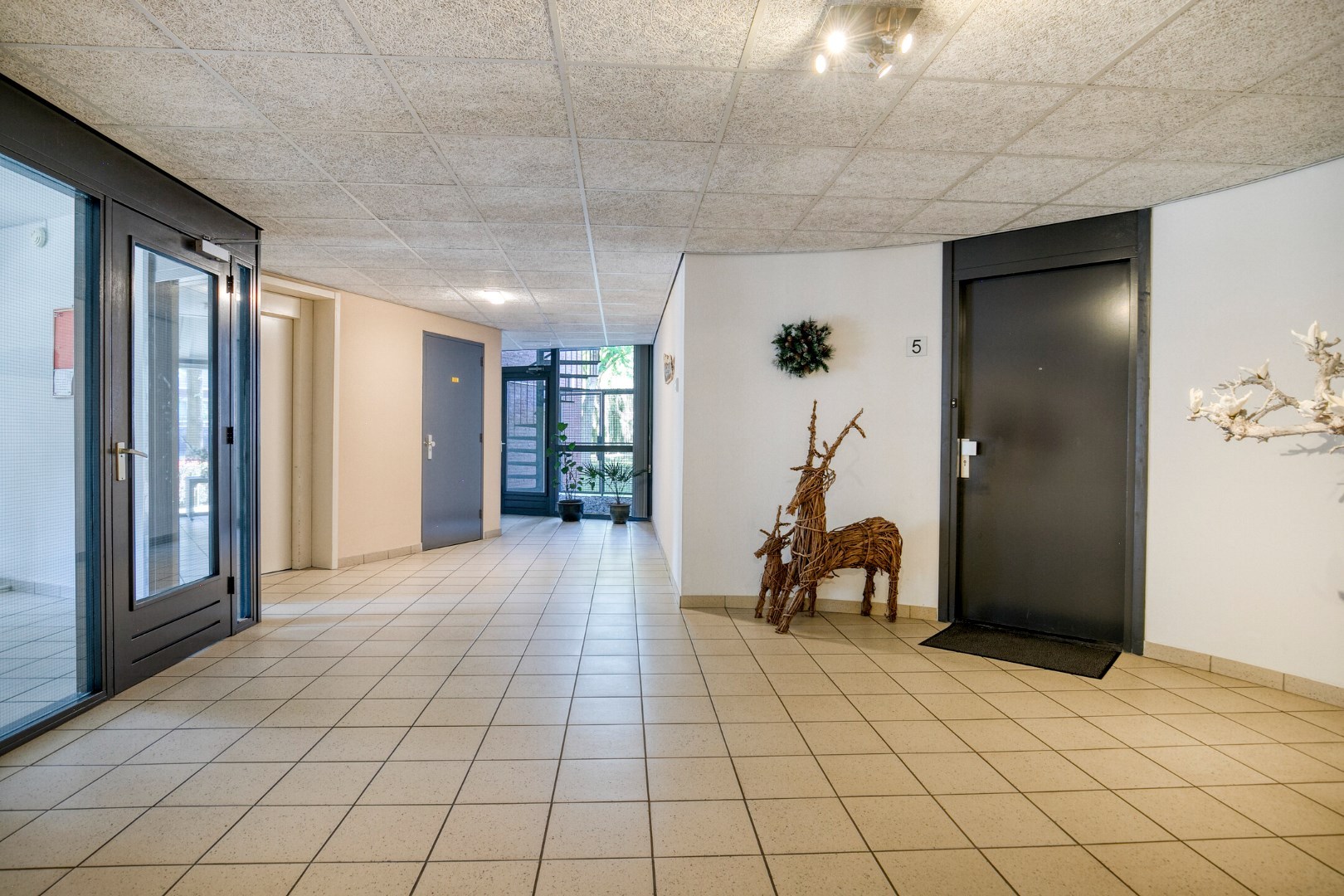 Royale 3 kamer benedenwoning met 2 slaapkamers, ruim terras en is gelegen op eigen grond. 