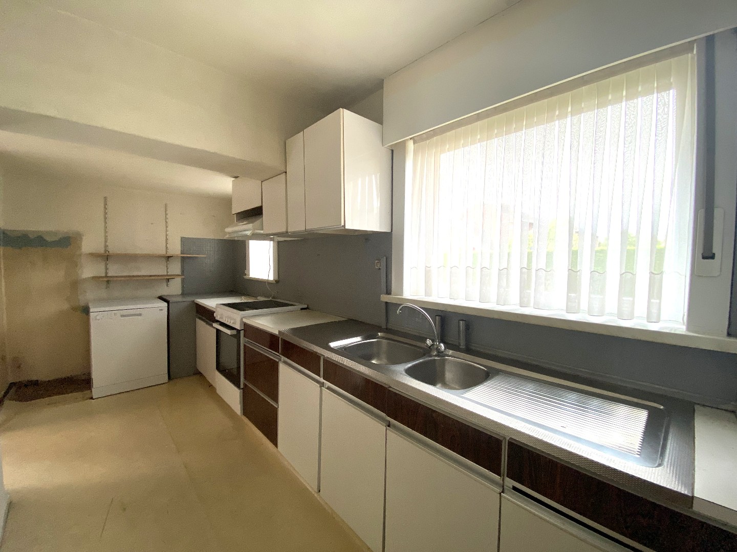 Degelijke halfopen bebouwing met groot potentieel op mooi hoekperceel van 524 m²! 