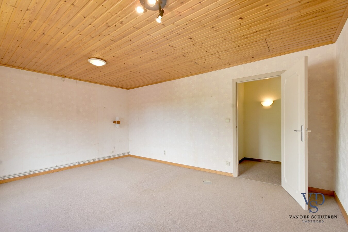 Ruim landhuis met tal van mogelijkheden. 