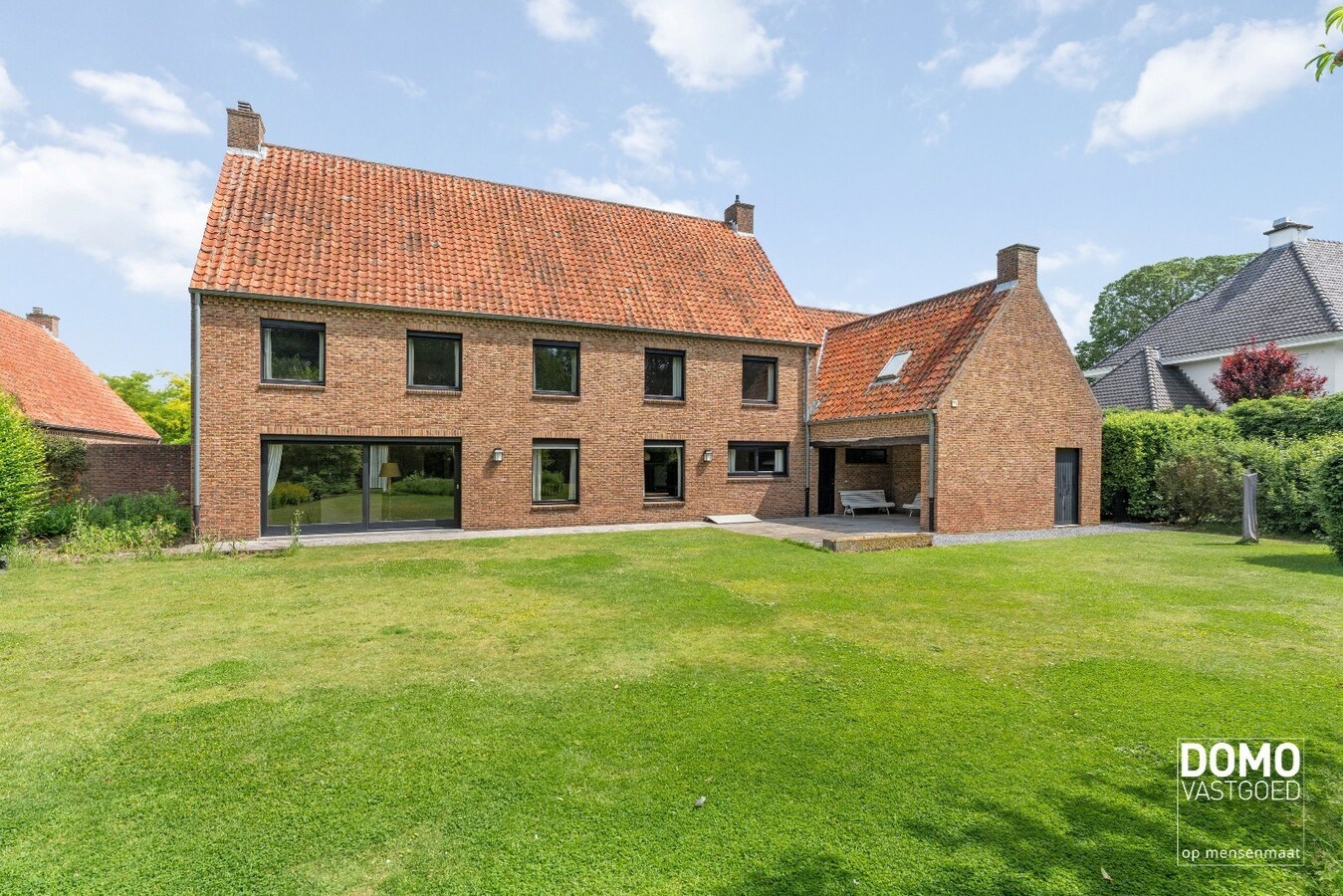 Exclusieve statige open bebouwing met zuid gerichte tuin in het centrum van Kermt (Hasselt) 