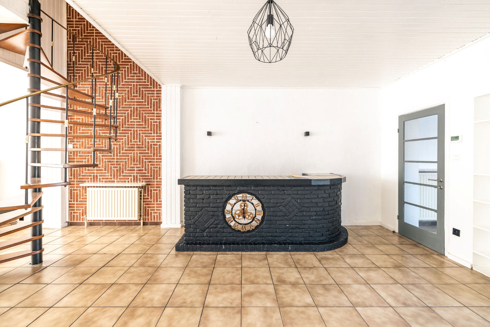 Renovatiepand met 6 slaapkamers, garage en grote zonnige tuin 