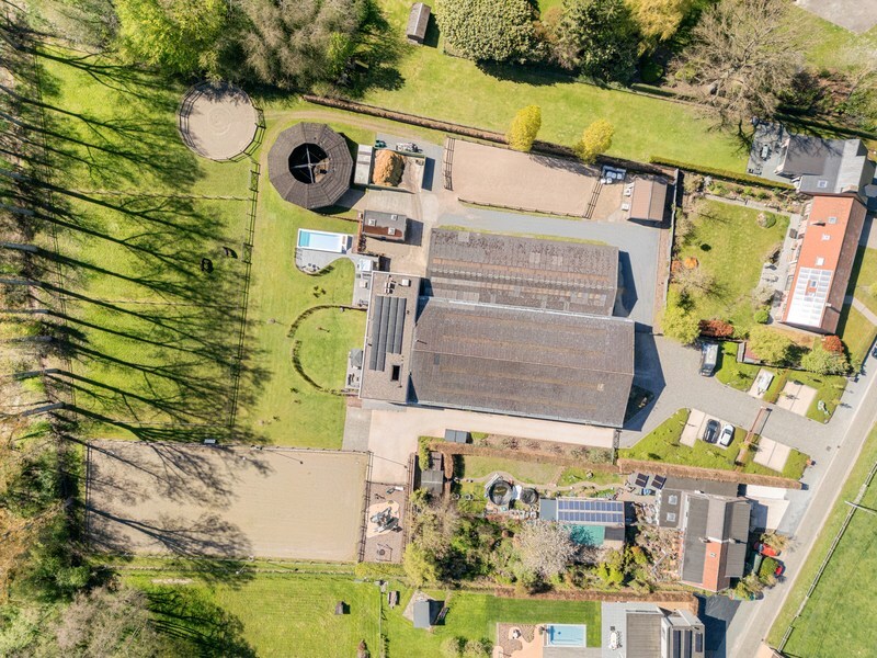 Moderne villa met hippisch complex op 15.856m² 