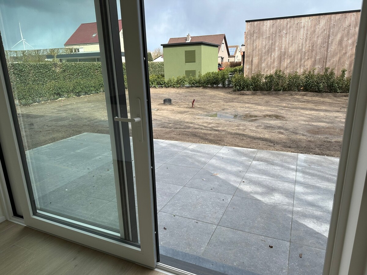 OPTIE!  NIEUW  gelijkvloers appartement met 3 slaapkamers en tuin. 