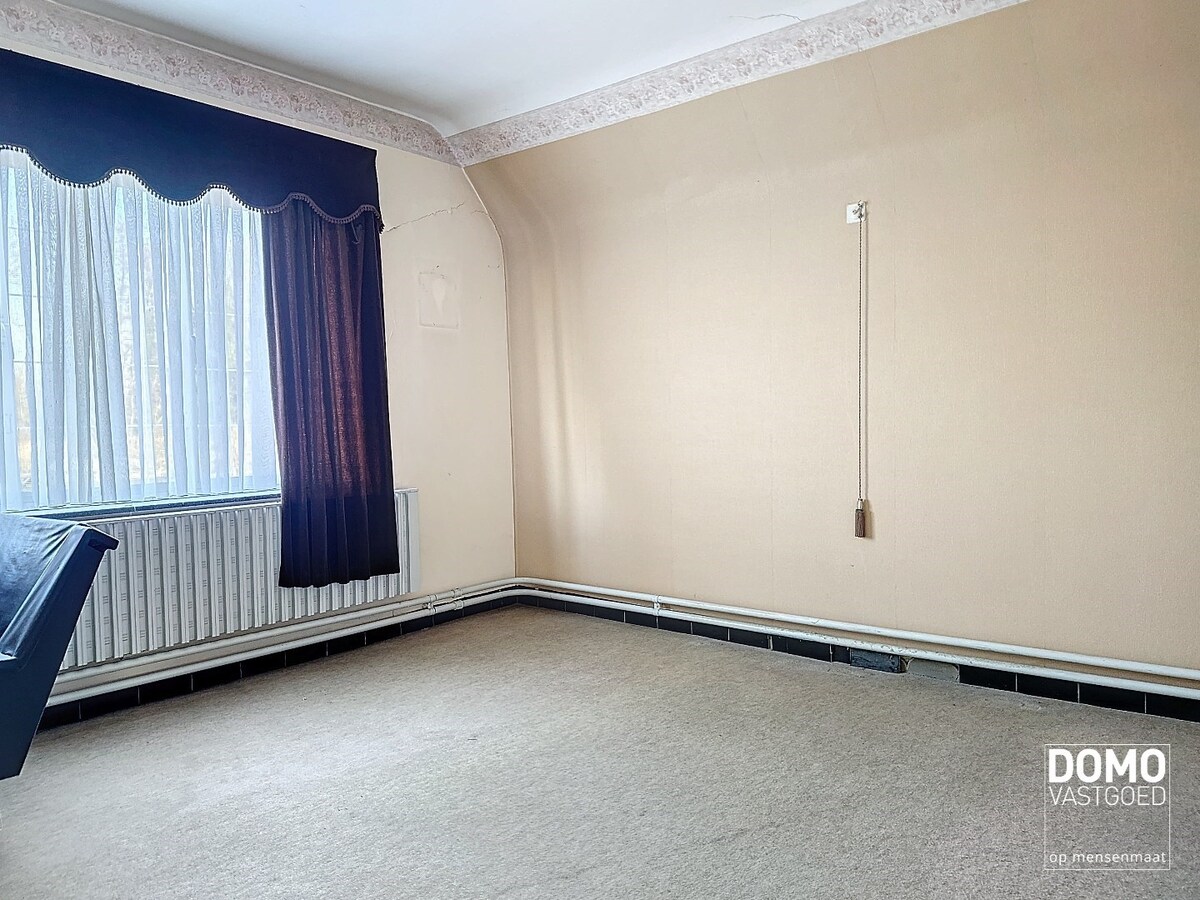 Ruime open bebouwing met tuin gelegen te Kermt. 