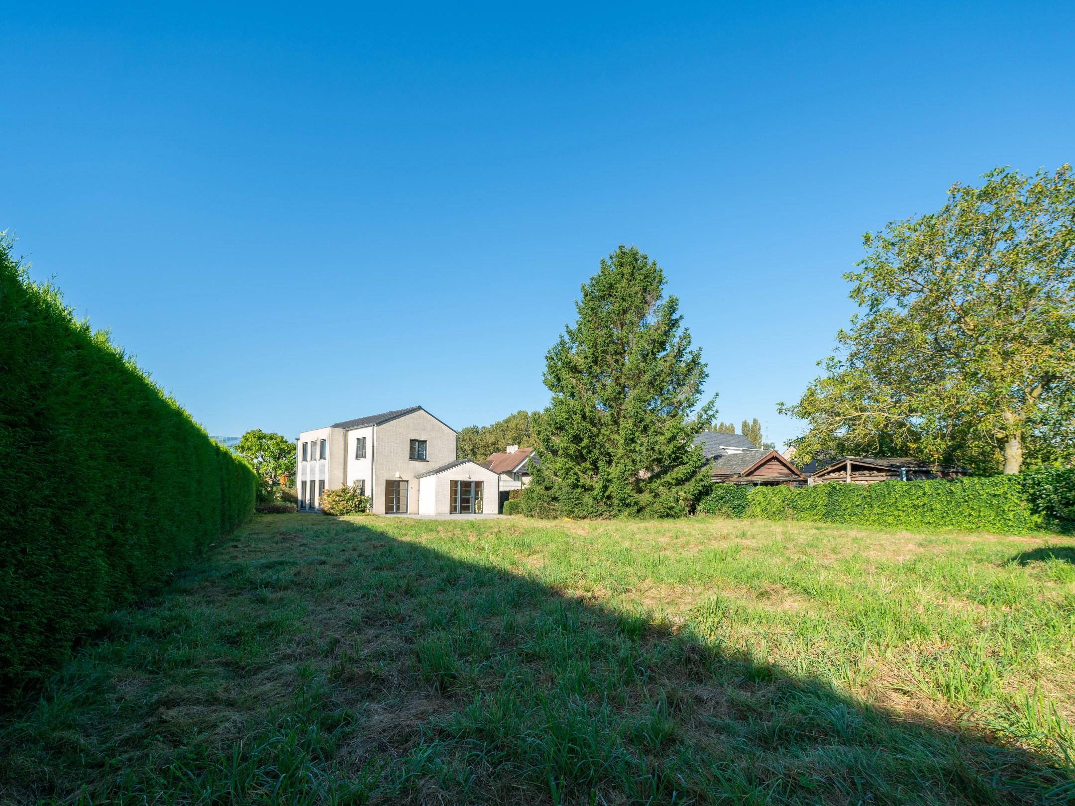 Lichtrijke, ruime woning met 3 kamers, garage en tuin 