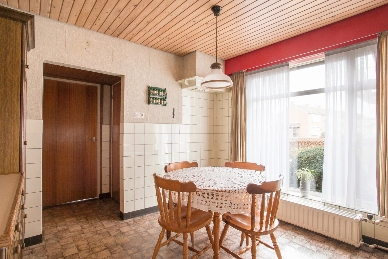 Vrijstaande eengezinswoning met garage en carport. 