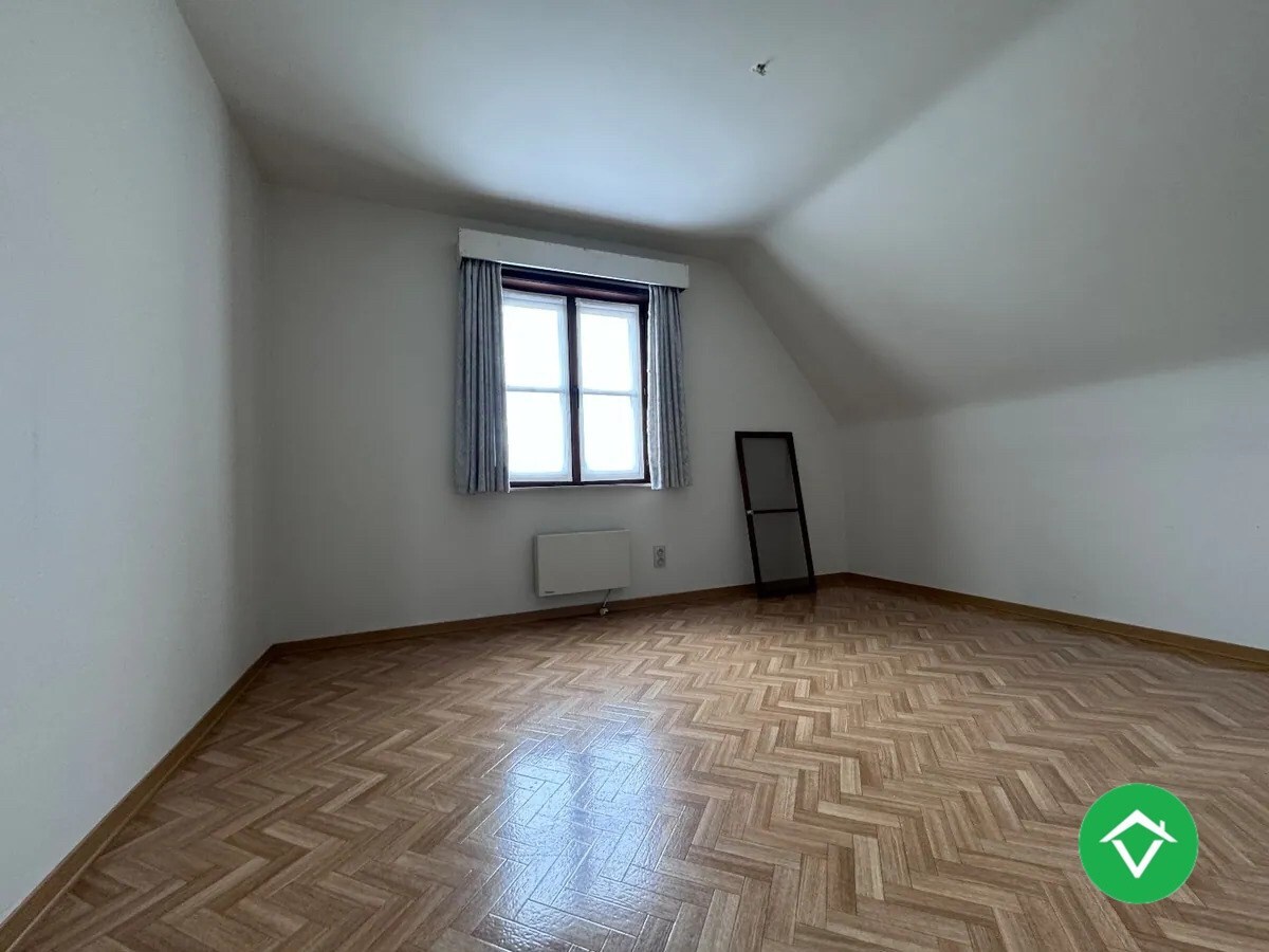 Alleenstaande woning met 4 slaapkamers en garage te Kortemark 