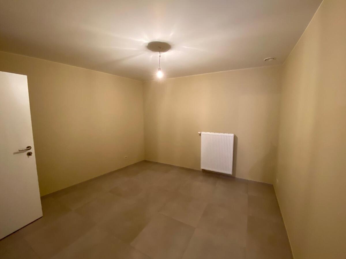 Volledig afgewerkt gelijkvloersappartement met autostaanplaats 