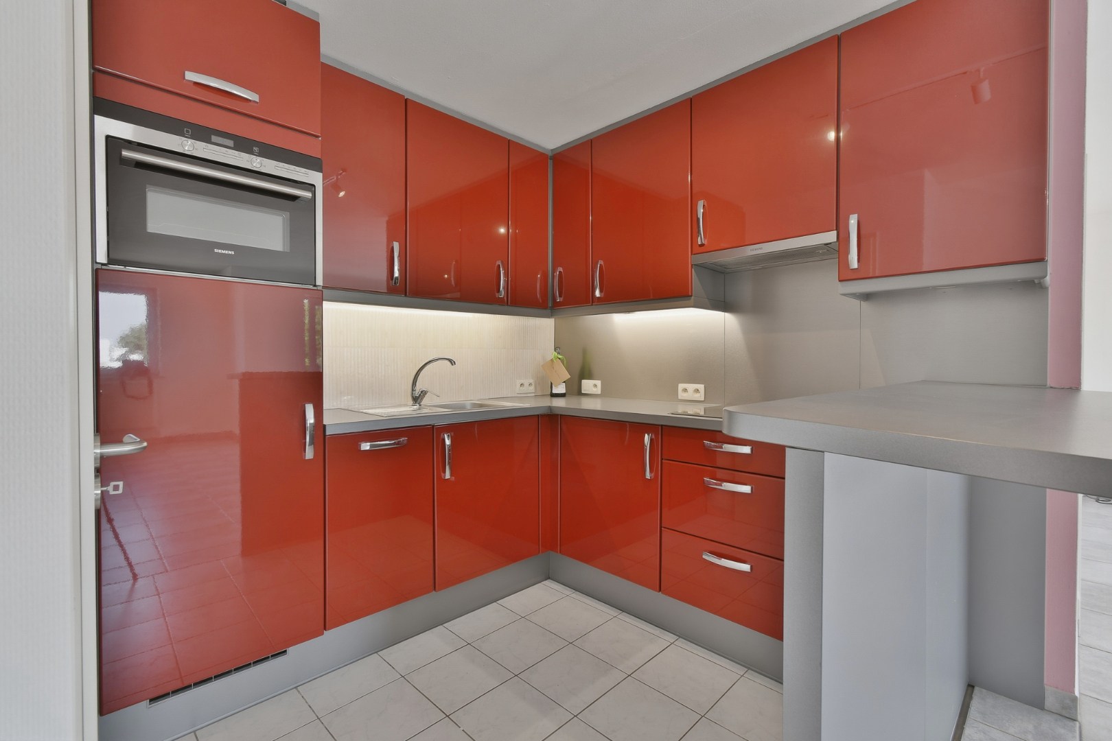 Lichtrijk twee slaapkamer appartement met terras te huur in Oostende! 