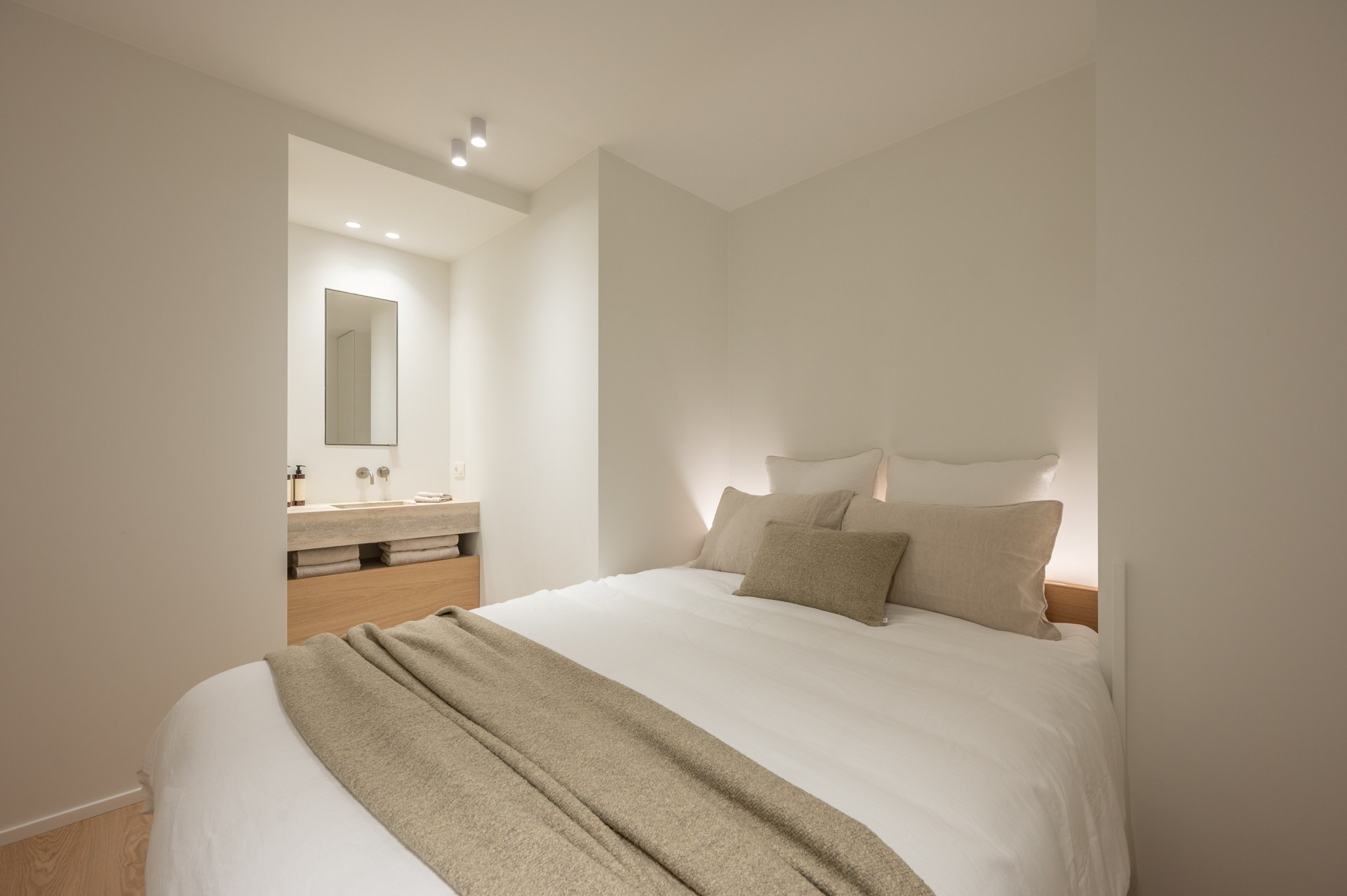 Prachtig gerenoveerd appartement met 3 slaapkamers centraal gelegen op de Lippenslaan te Knokke. 