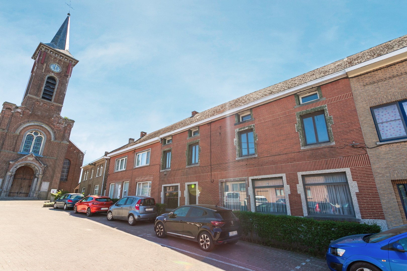 Te renoveren eigendom (317 m²) met veel potentieel, ruime tuin (6a 42ca) en dubbele achterliggende carport met toegang tot de achterliggende straat in Kester 
