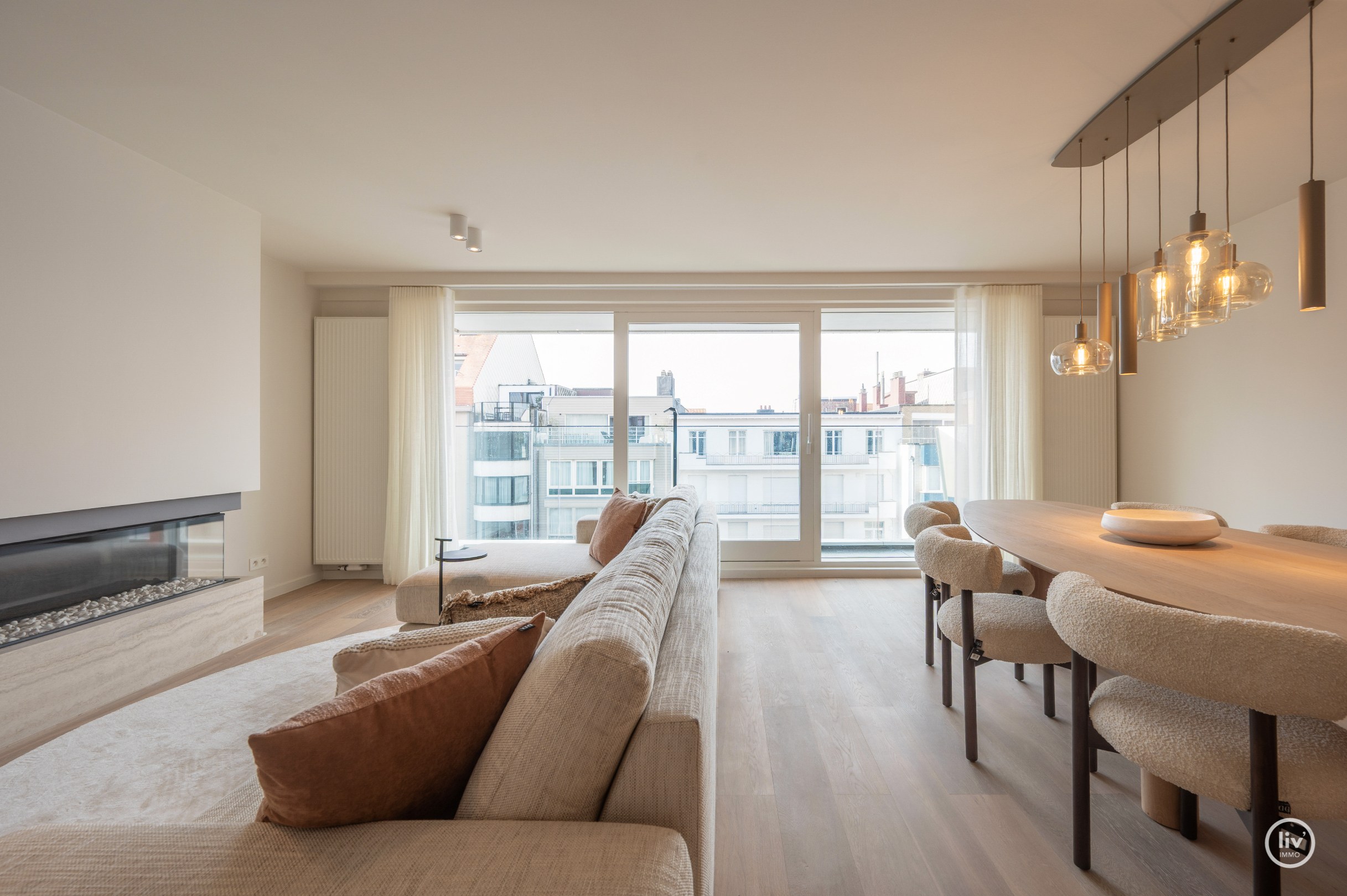 Luxueus volledig gerenoveerd 3 slaapkamer appartement te Lippenslaan gelegen op wandelafstand van het Albertstrand. 