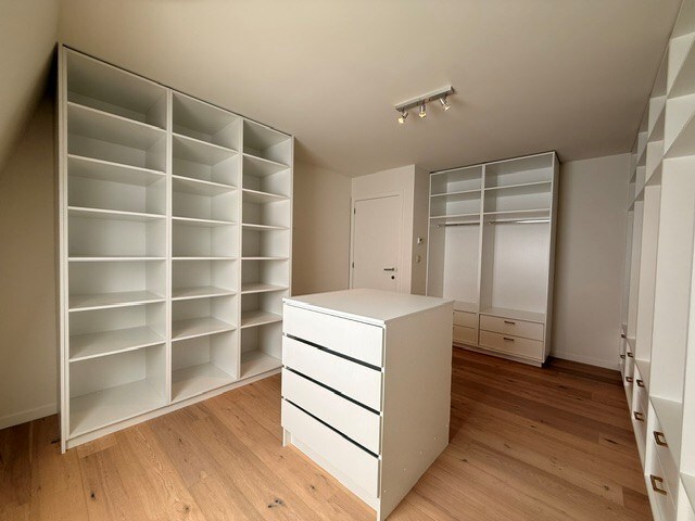 Luxe duplexappartement te huur in het hart van Maaseik, met lift, 2 slaapkamers en 2 terrassen. 