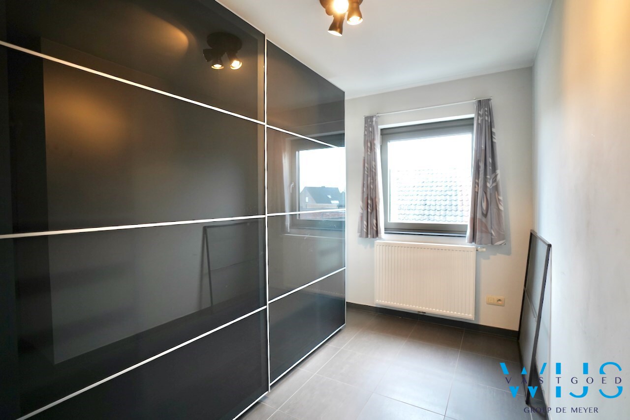 Instapklaar appartement met garage te Oosteeklo ! 