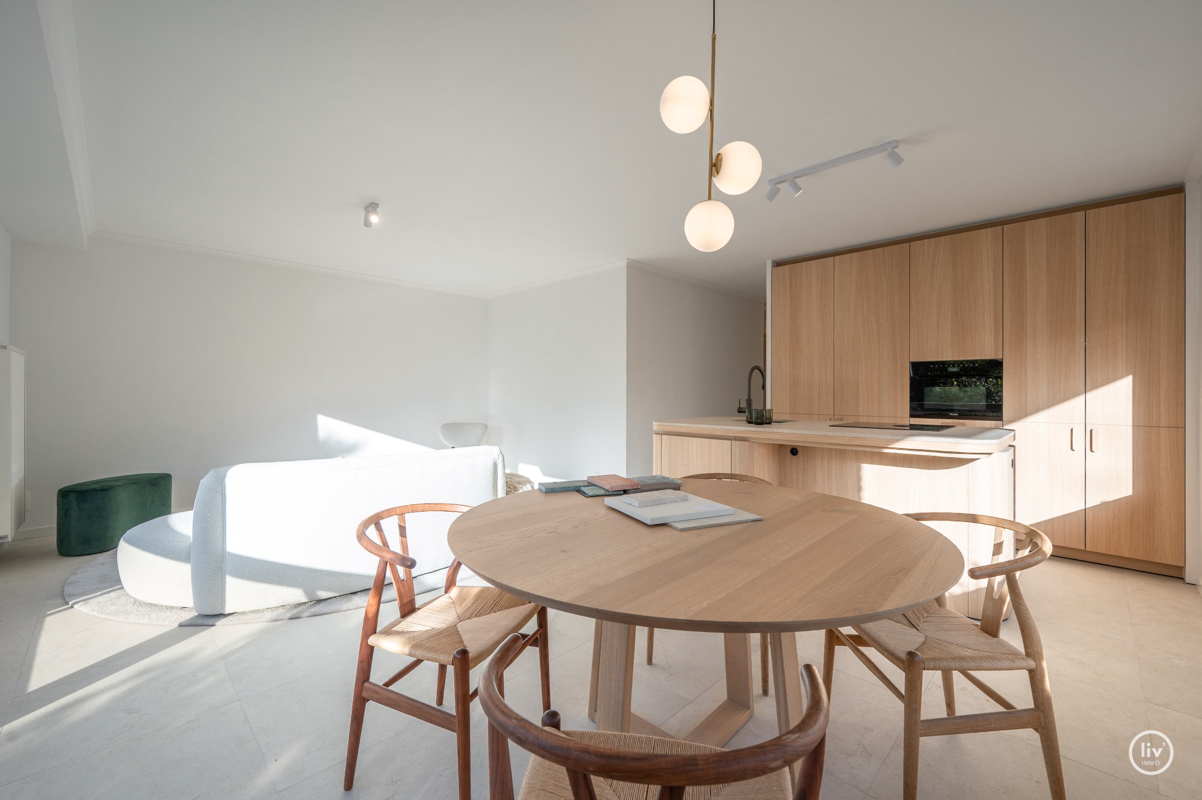 Cet appartement magnifiquement situé bénéficie d'une orientation sud et se trouve dans un environnement verdoyant et calme, directement attenant au parc Yzer. 