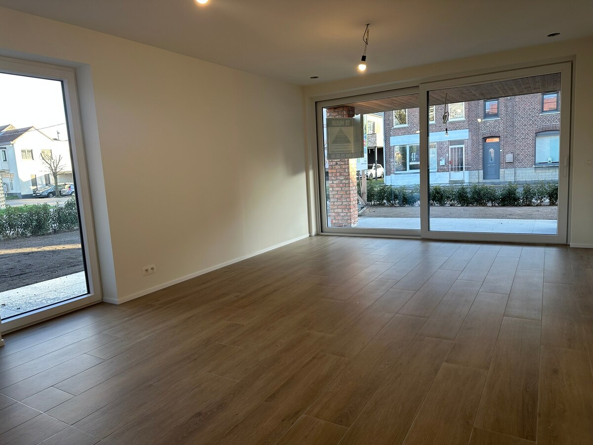 OPTIE!  NIEUW  gelijkvloers appartement met 3 slaapkamers en tuin. 