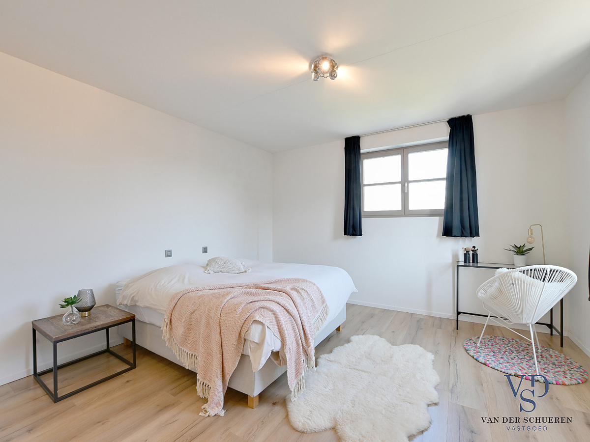 Prachtig gerenoveerde Herenwoning met zwembad te Gavere. 