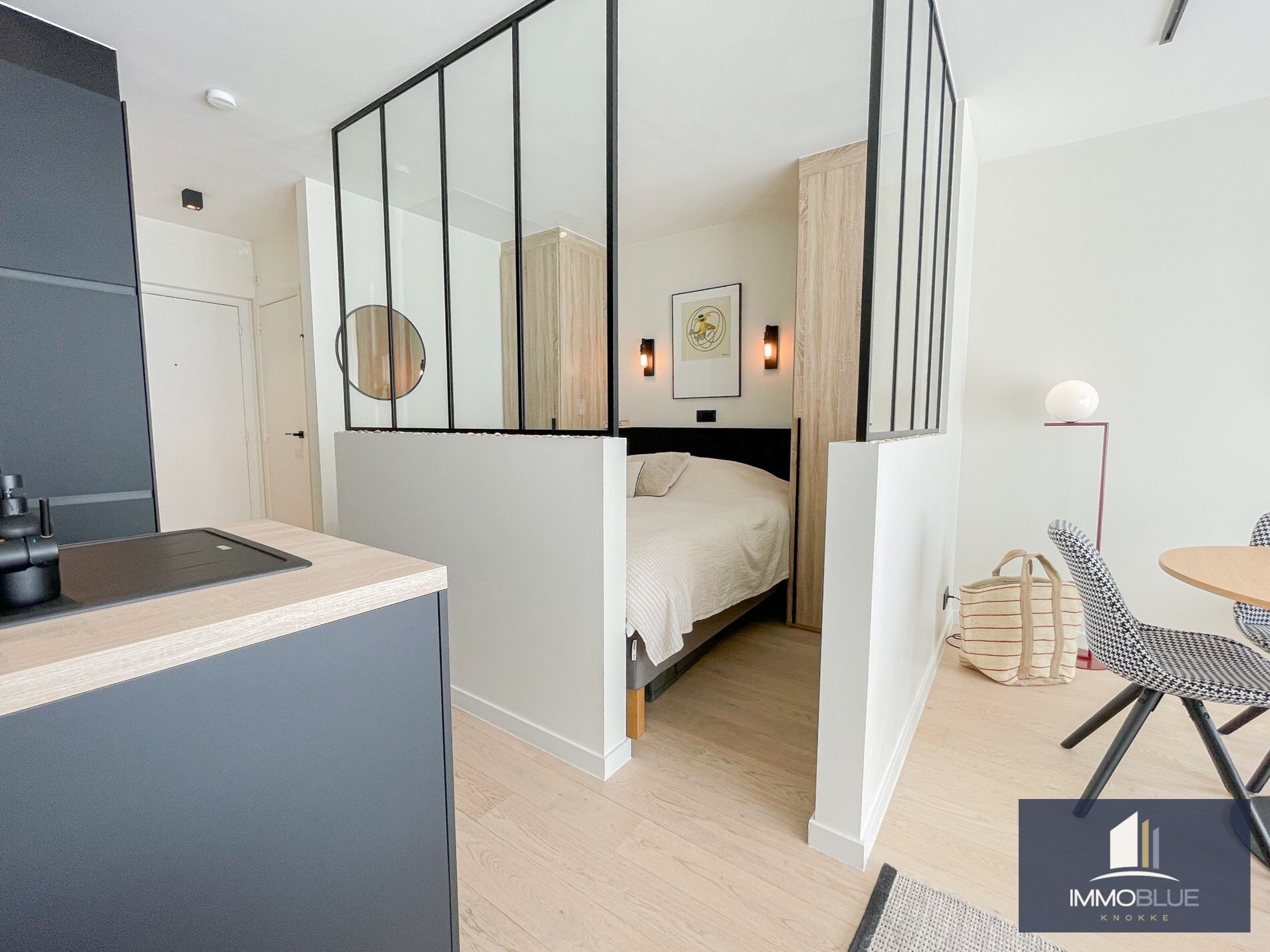 Recent tijdloos gerenoveerd appartement gelegen op de Kustlaan. 