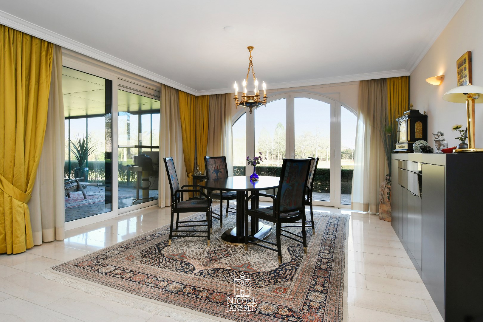 Eethoek met prachtig uitzicht over de parkachtige tuin