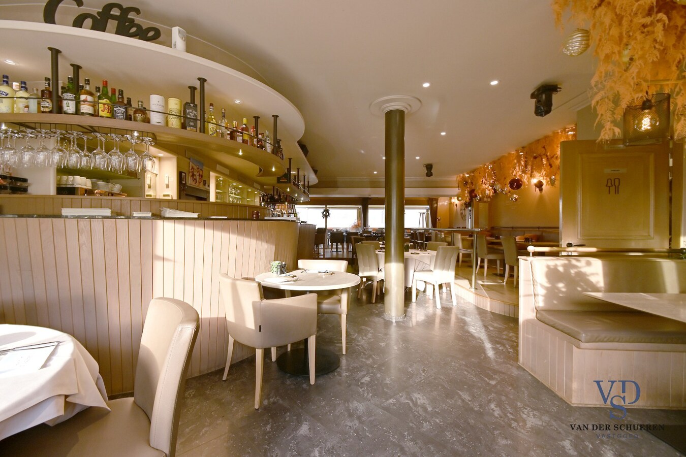 Multi-functionele eigendom op topligging. 