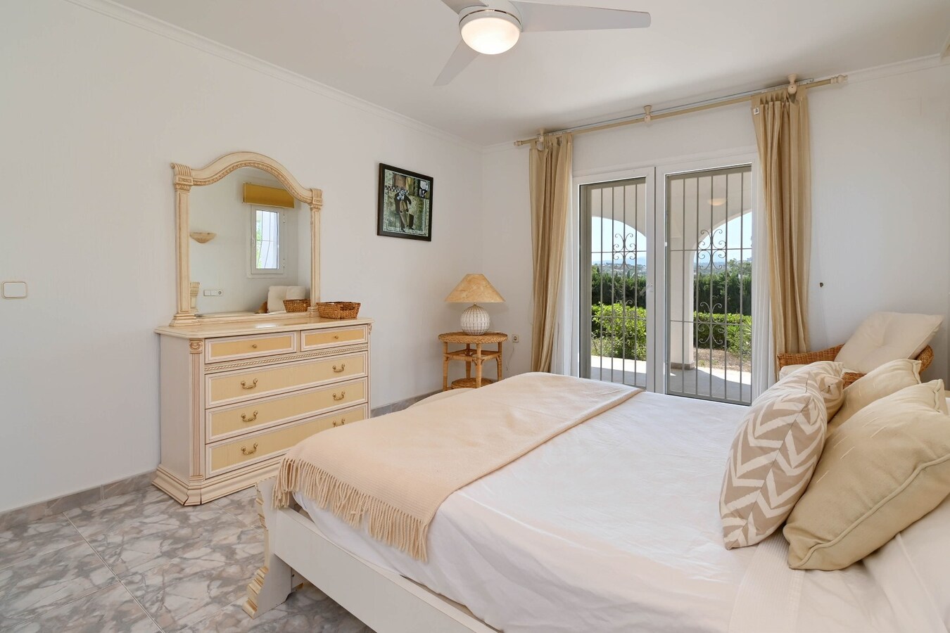 Uniek renovatieproject met zeezicht op wandelafstand van Moraira 