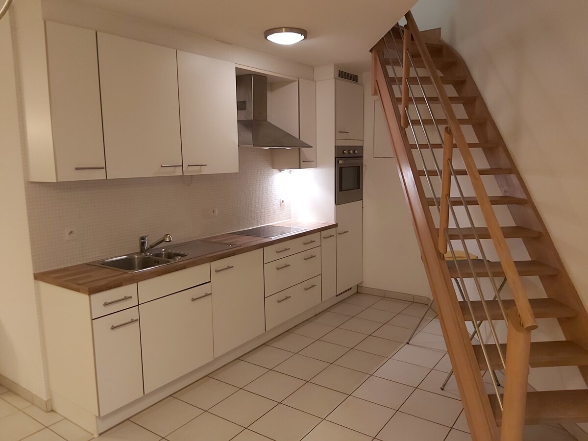 Uitstekend gelegen duplex appartement. Geen vaste kosten ! 