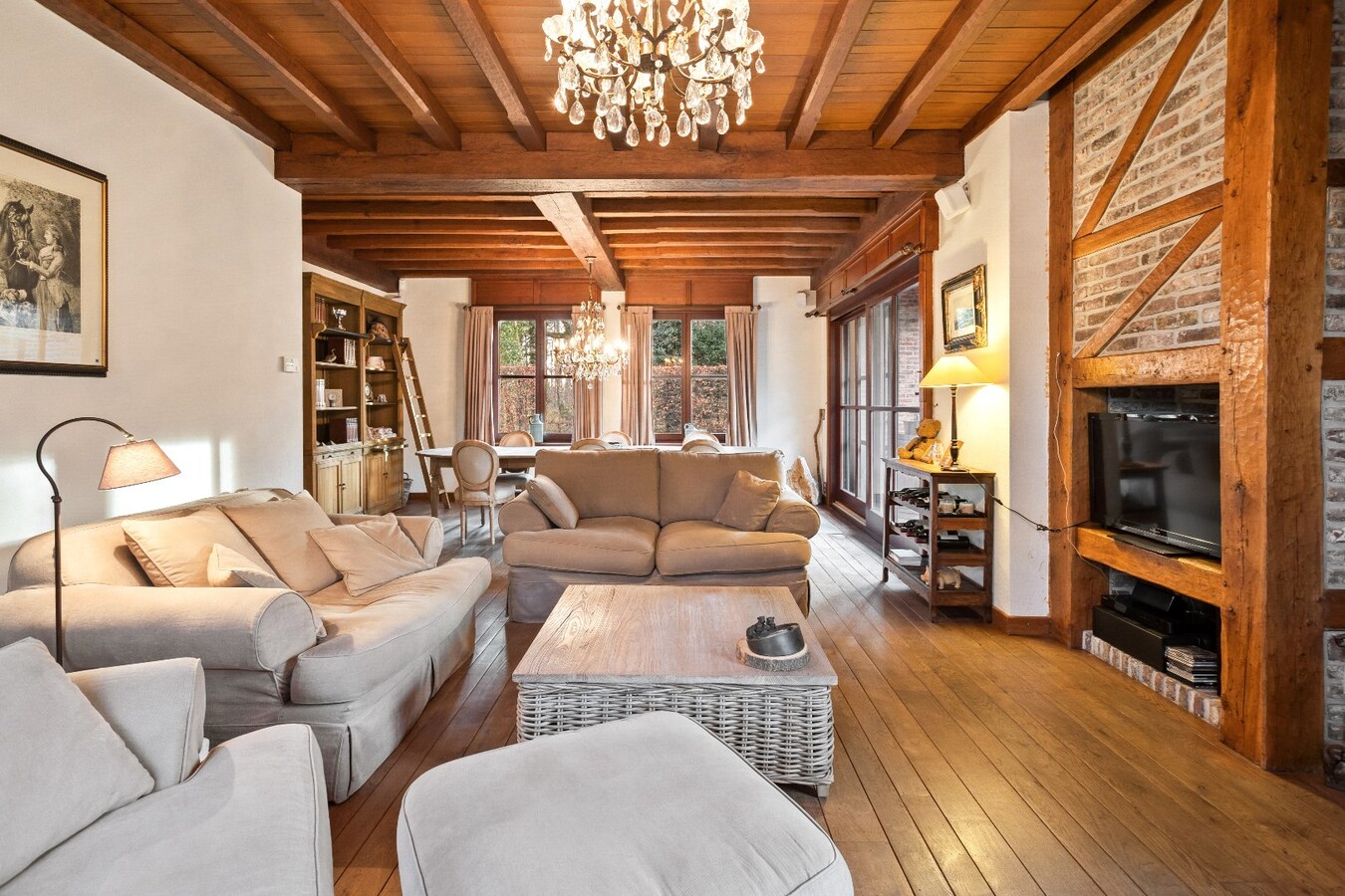 Uniek gelegen villa op ruim perceel van 2009m² 